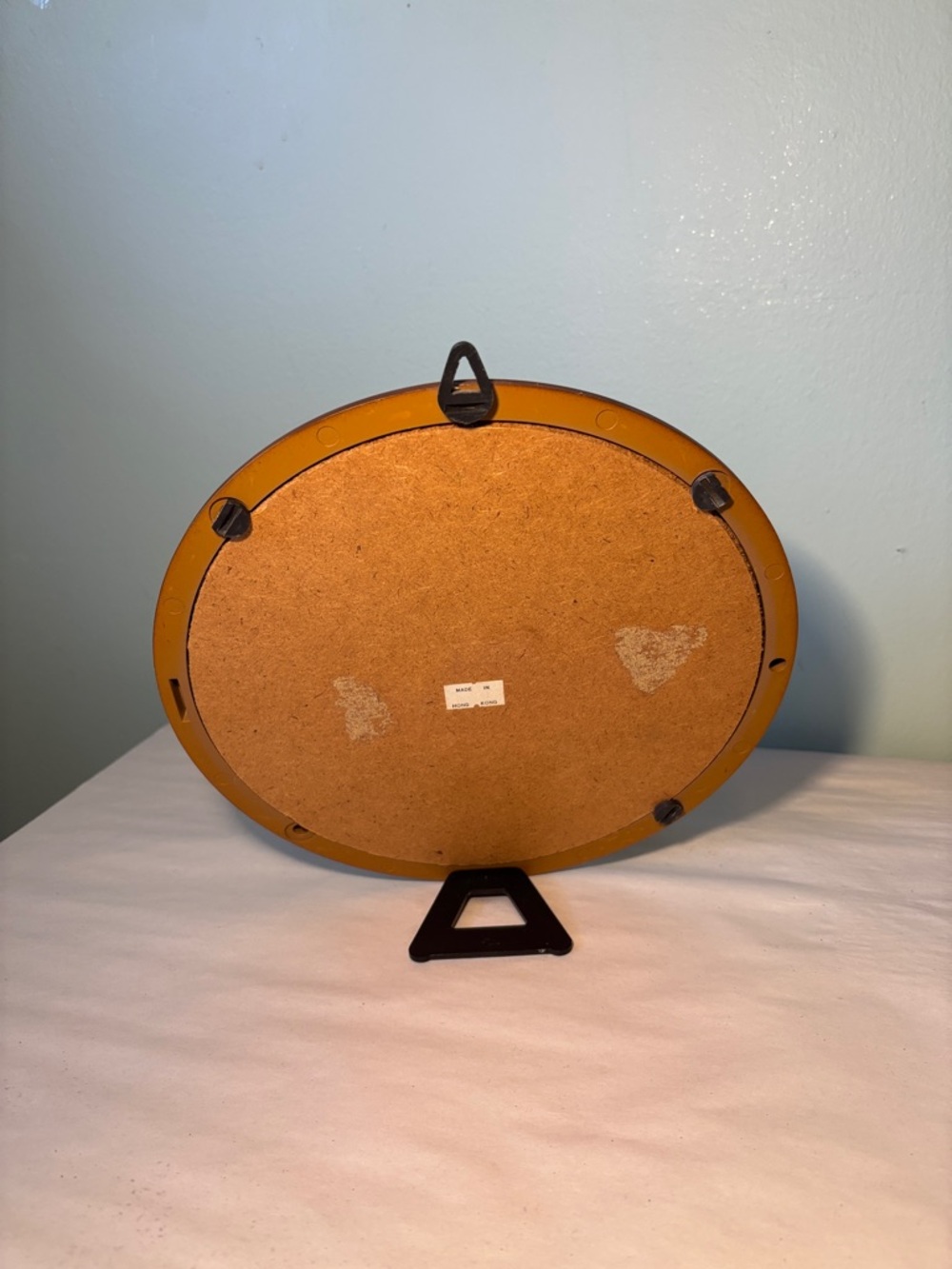 Round Hard Plastic Vintage Photo Frame - Picture 3 of 10